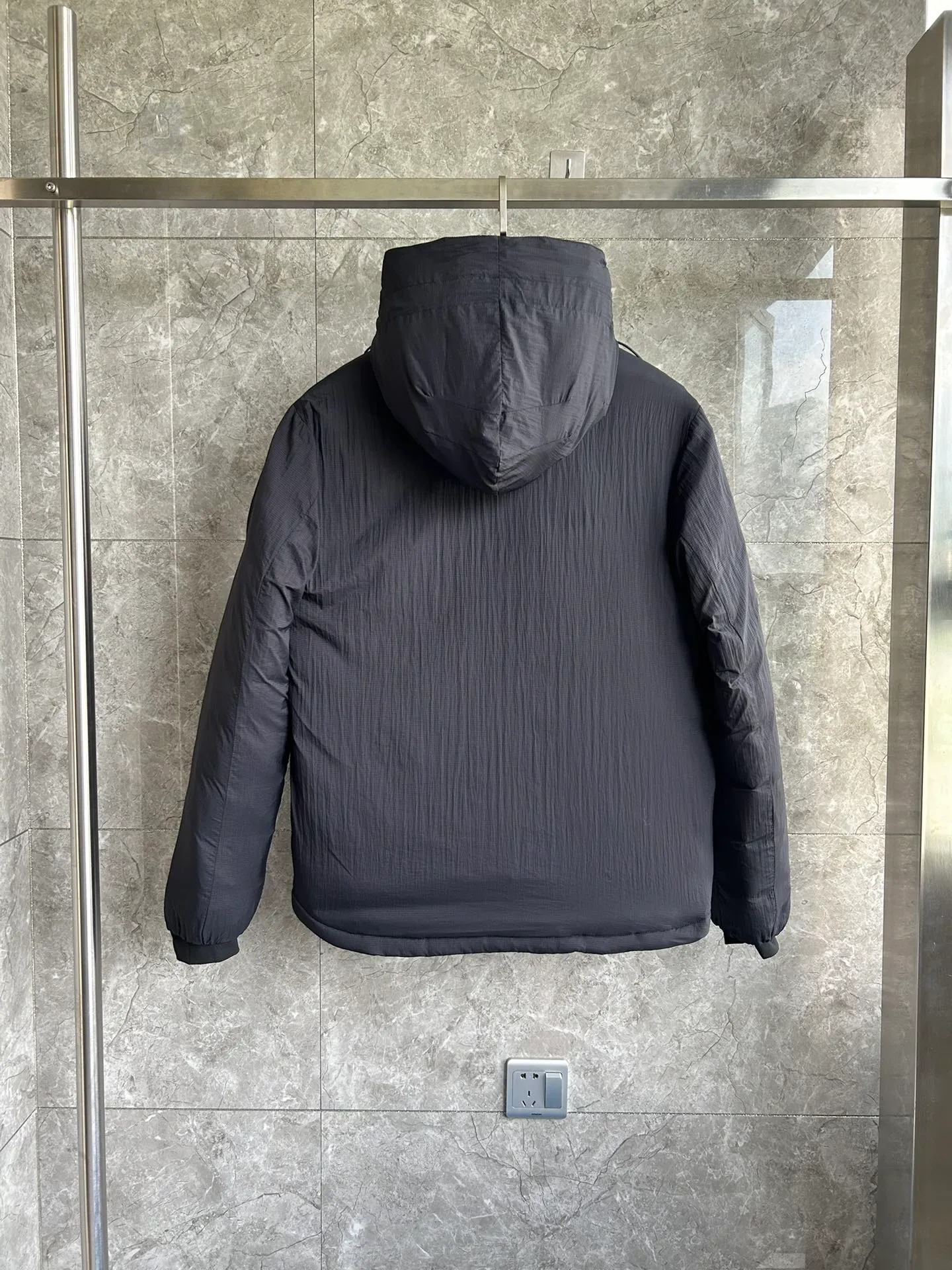 P860 5078M Lodge men's short hooded lightweight style. Color: black. Sizes: S M L XL XXL.